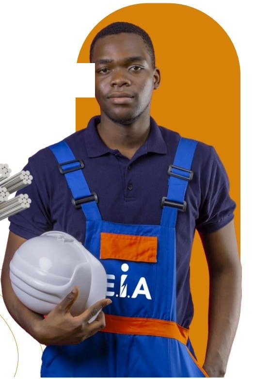 Technicien EIA sarl sur un chantier, casque de chantier à la main